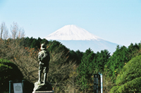殿下銅像と富士山