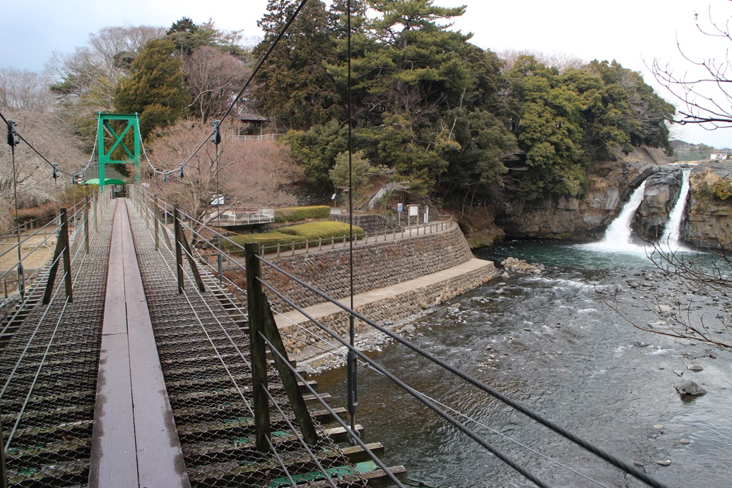 吊り橋からの五竜の滝