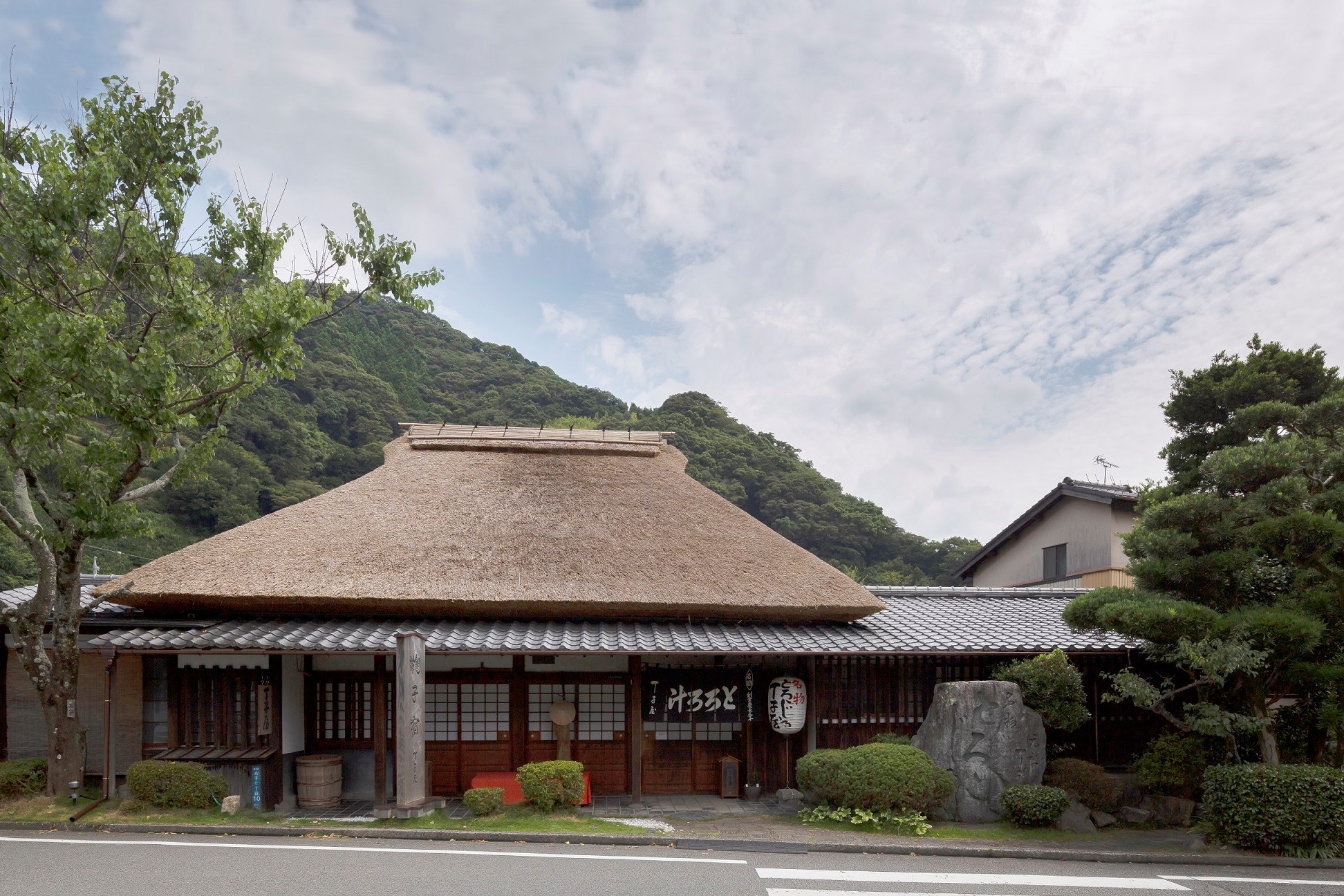 歌川広重の浮世絵にも描かれた名物茶店。その浮世絵を再現するために移築された築250年の古民家は2022年文化庁登録有形文化財にも認定されました。