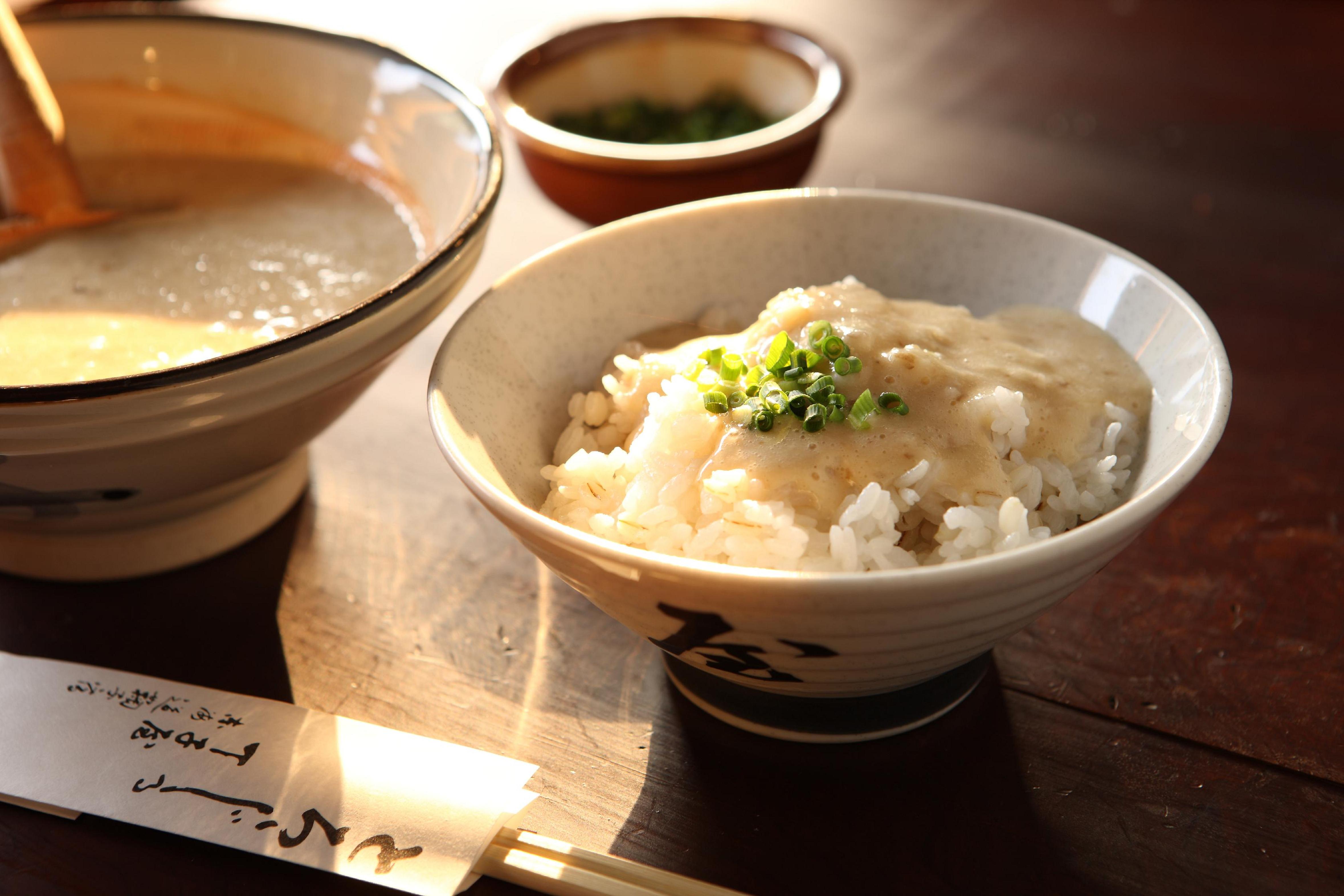 静岡県産の自然薯と自家製の白みそ仕立てのとろろ汁。