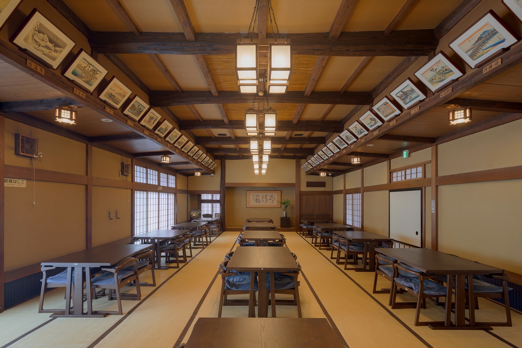 店内には「東海道五十三次」の浮世絵が並ぶ「広重さんの部屋」をはじめ大小9つの部屋があります。