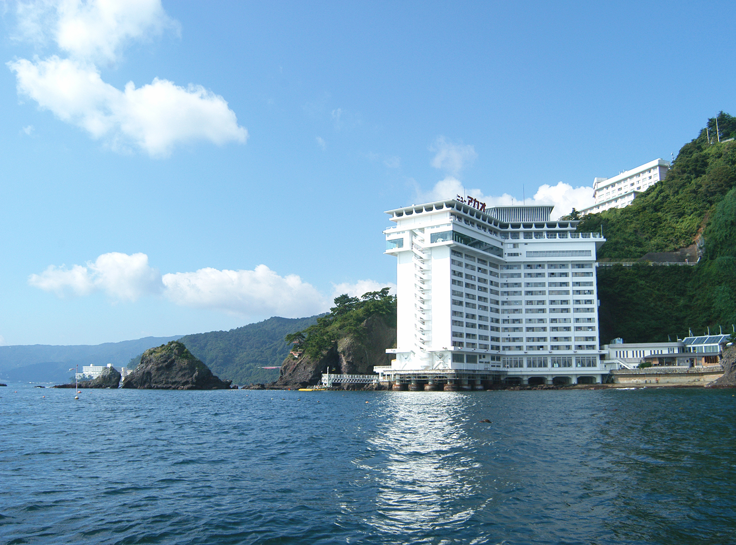 相模湾・熱海の街並みを両サイドに見渡す最高の立地を誇るホテル。