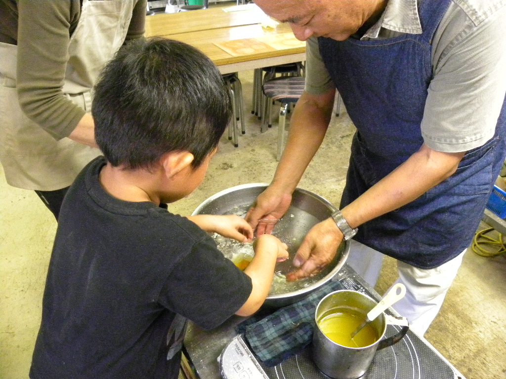 昔の素材の蝋（ろう）を使った体験です。溶けたロウと40℃のお湯を使って天ぷらの衣を形作ります。