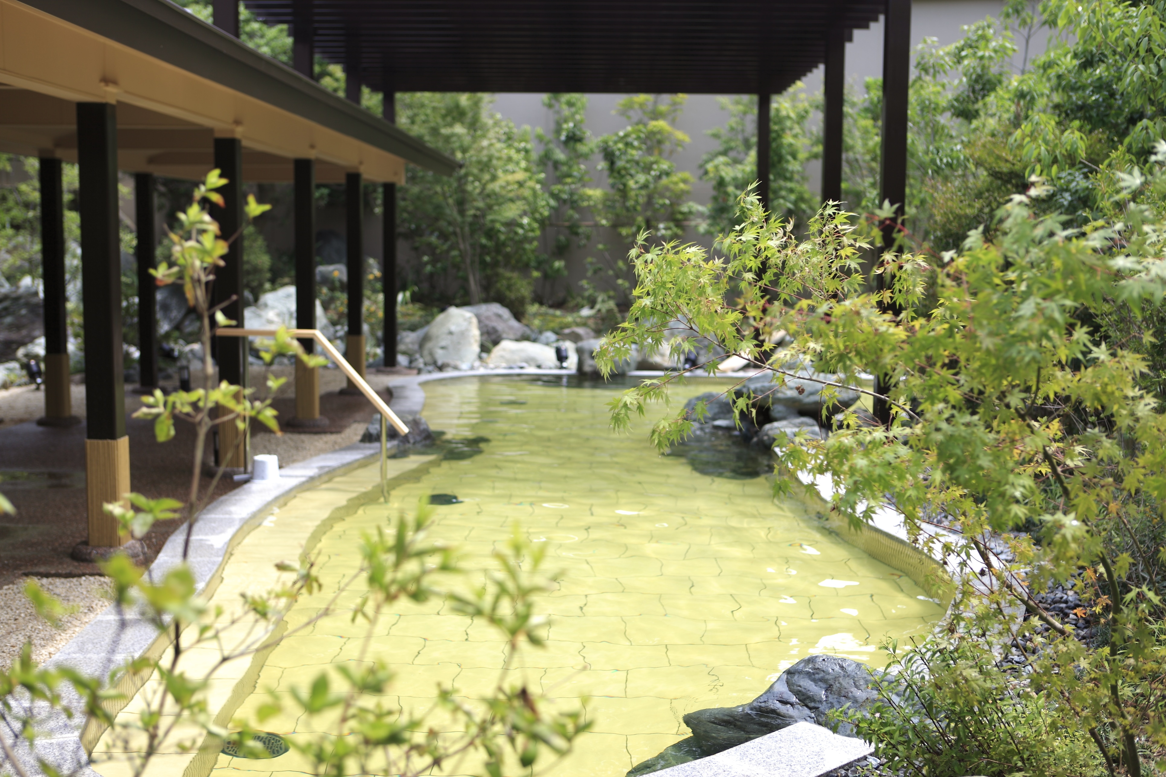 【露天風呂】四季折々の自然と開放感あふれる露天風呂「桧香の湯」