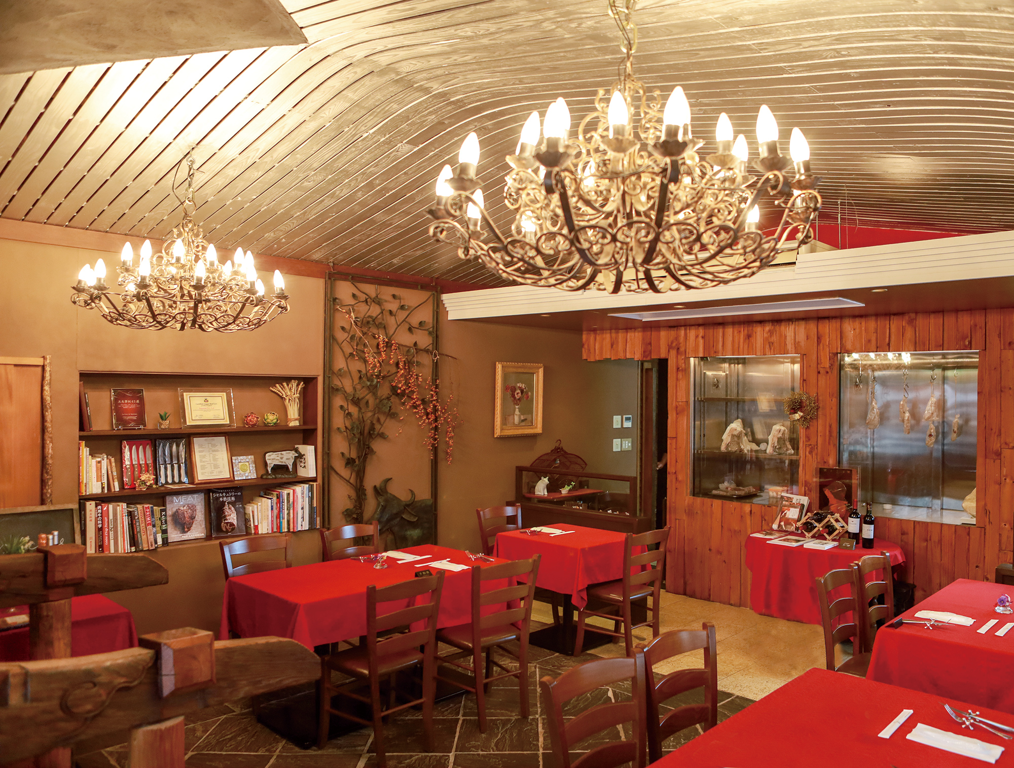 ラ カーブ ド サノマン 店内は、大きなシャンデリアが印象的。赤を基調としたアンティークな雰囲気が漂います。