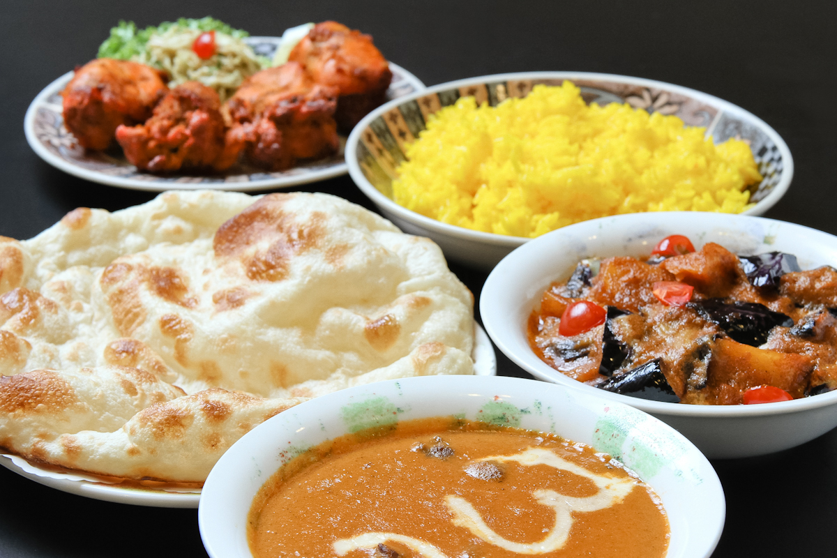 インドとスリランカのカレーやお料理をお召し上がりください。