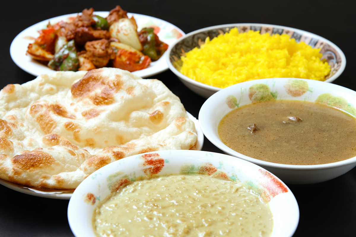インドとスリランカのカレーやお料理をお召し上がりください。