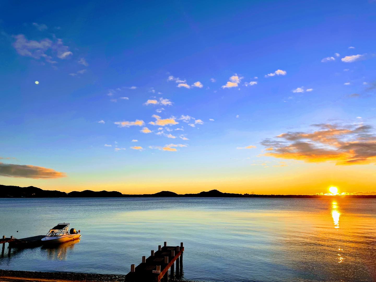 目前にはパノラマに広がる浜名湖。早朝の日の出や満月は絶景です。