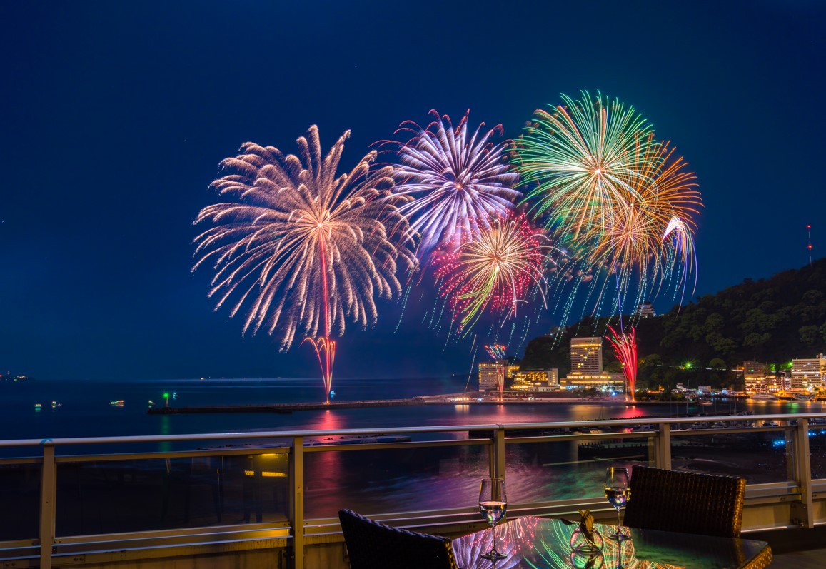 ホテルの目の前で打ち上げられる「熱海海上花火大会」。水面を美しく彩る姿を、お部屋やテラスからご鑑賞いただけます。