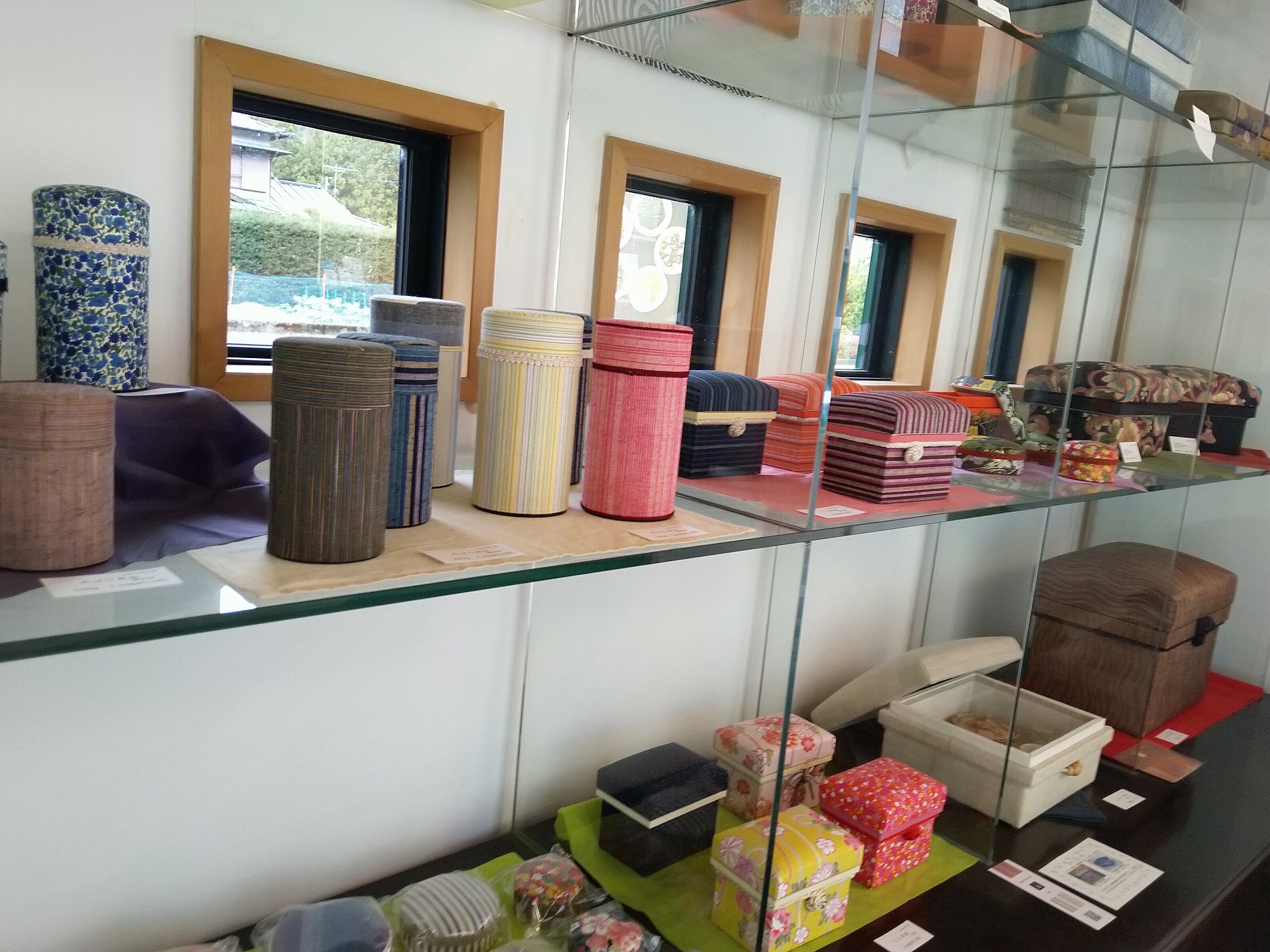 店舗内　地元作家による茶箱作品・茶缶作品の展示販売
